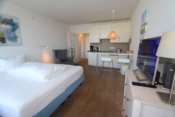 Ganze Wohnung, Hell eingerichtetes "Strandzimmer" in zentraler Lage. in Wenningstedt, Sylt