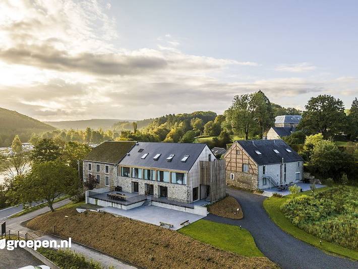 Location de vacances pour 38 personnes, avec terrasse et balcon/terrasse à Érezée