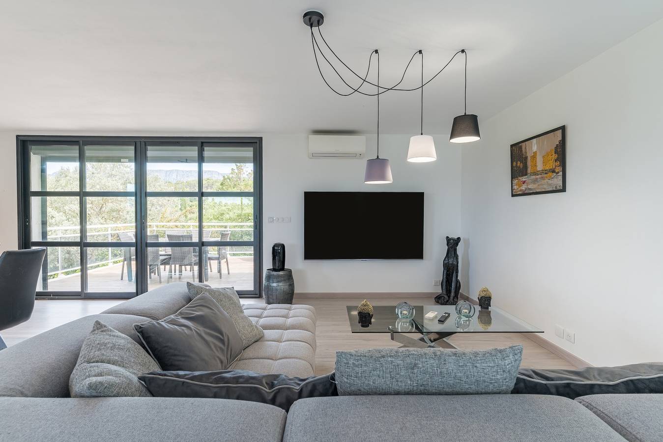 Entire apartment, Upper Villa with Sainte Victoire Mountain View, Shared Terrace, and Wi-Fi in Rousset, Aix-en-Provence region