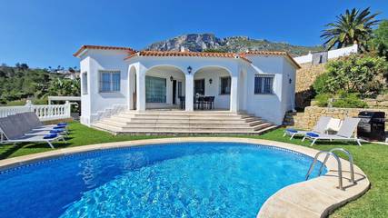 Villa für 6 Personen, mit Terrasse und Garten sowie Pool, kinderfreundlich in Dénia