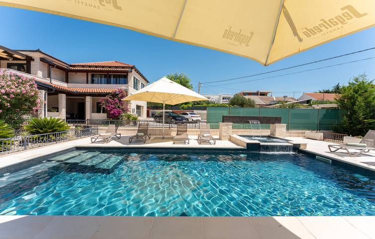 Villa pour 10 personnes, avec Balcon et Jacuzzi ainsi que Terrasse et Sauna dans Vir - 3
