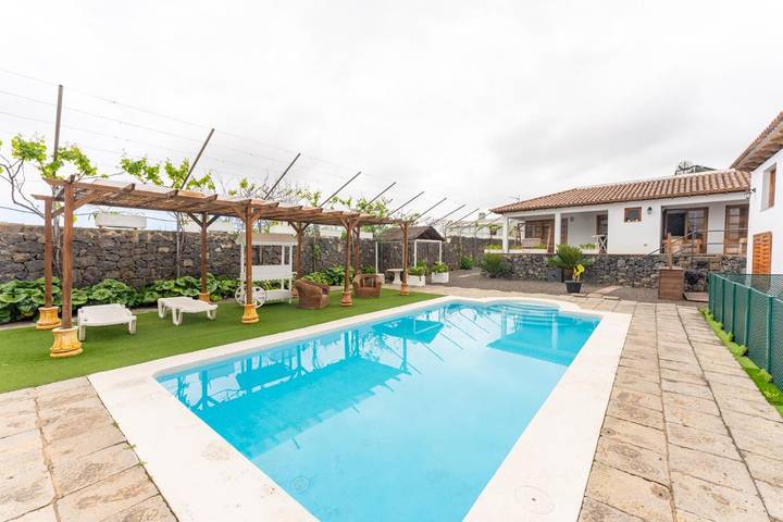 Casa rural para 4 personas, con sauna y jardín además de piscina y vistas en Los Realejos