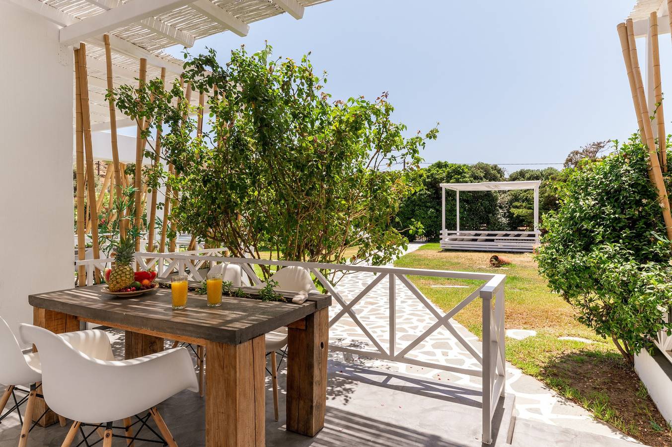 Ferienwohnung in einem Hotel "Ow Andros Luxury Suites 3" mit Bergblick, privater Terrasse und Wlan in Andros