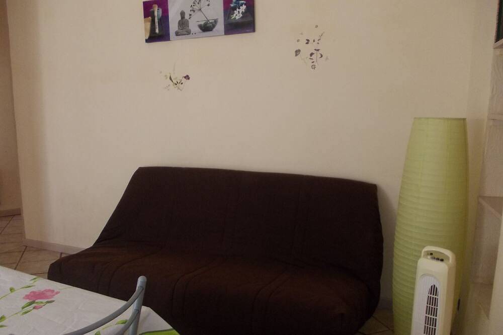 Entire apartment, Rental of an apartment in a provencal farmhouse in Pontet with swimming pool in Le Pontet, Vaucluse