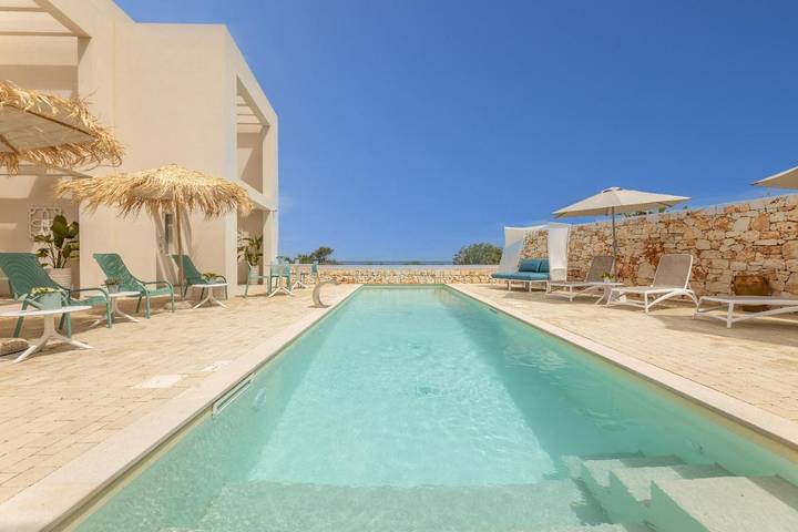 Villa per 18 persone, con piscina e terrazza nonché panorama, con animali domestici in Torre Santa Sabina