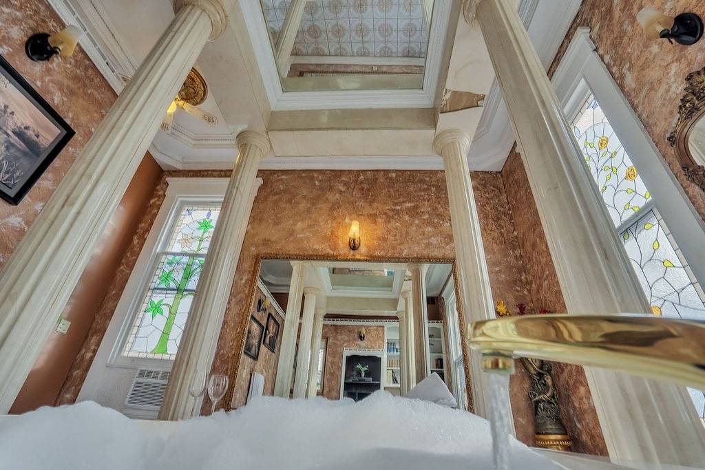 Family Friendly, Historic Mansion Row, **5 min from Louisville!** in New Albany, Indiana