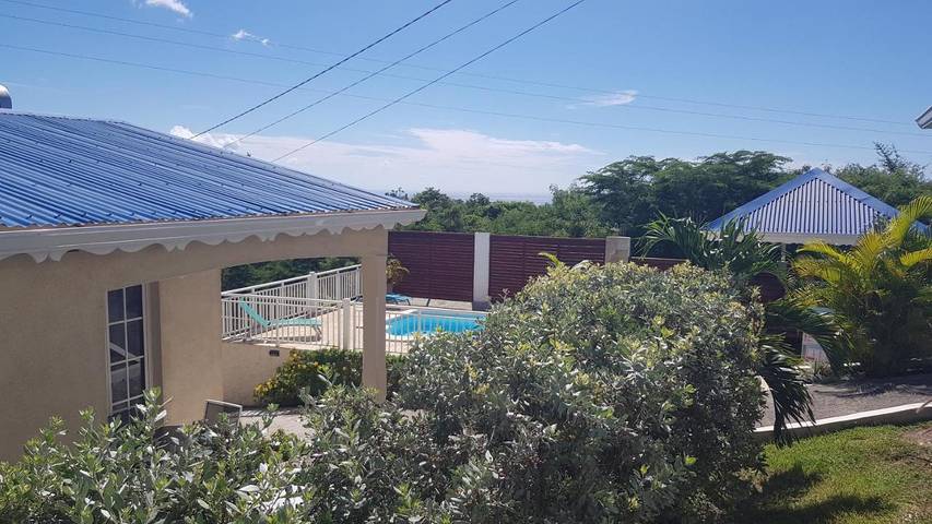 Gîte pour 6 personnes, avec piscine ainsi que vue et jardin à Baillif