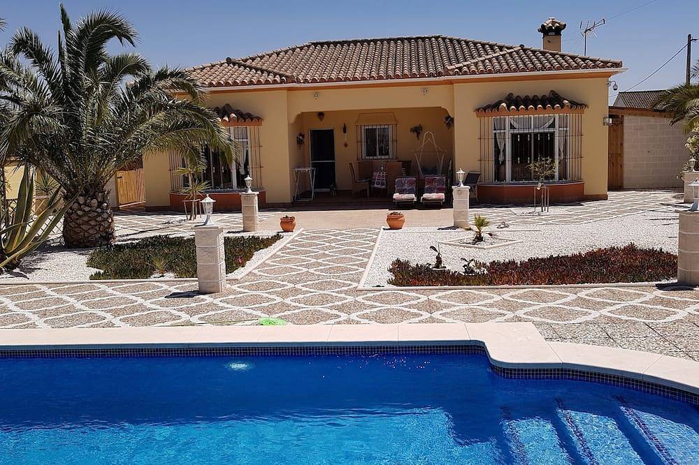 Ruhiges Ferienhaus mit privatem Pool in typisch spanischer Wohnsiedlung in Pago del Humo, Chiclana de la Frontera