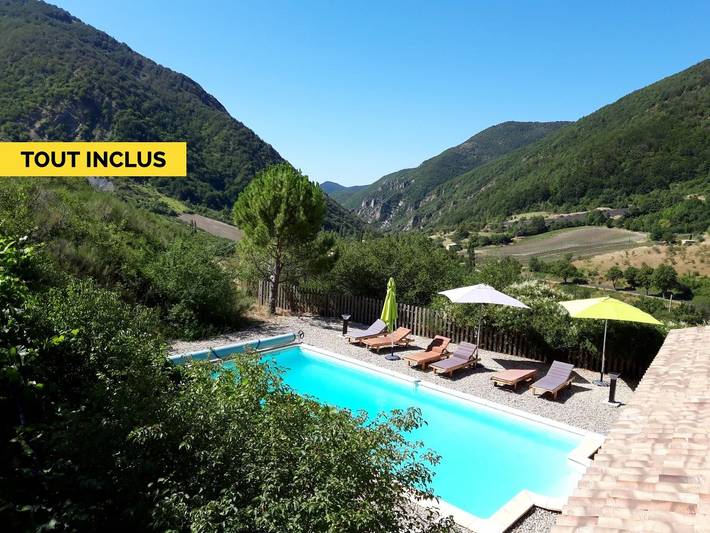 Gîte pour 6 personnes, avec piscine et jacuzzi ainsi que terrasse et jardin à Chaudebonne
