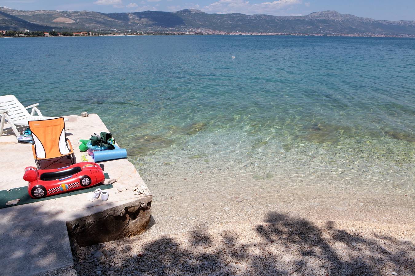 Geheel vakantieappartement, A 4 apt with patio & sea view, close to the beach in Arbanija, Čiovo