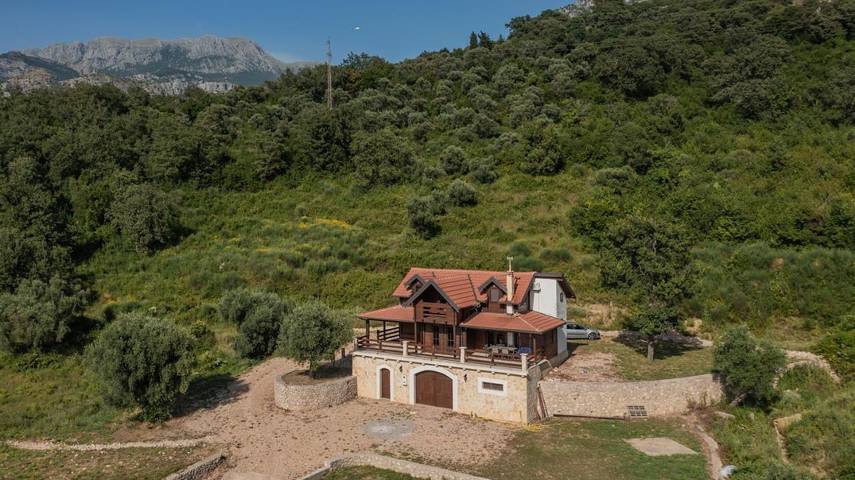 Ferienhaus für 8 Personen, mit Balkon und Terrasse sowie Garten und Ausblick in Bar