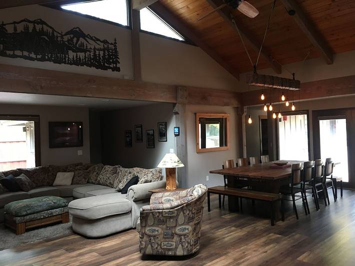 Vacation rental for 12 people, with terrace and pool as well as hot tub in Black Butte Ranch