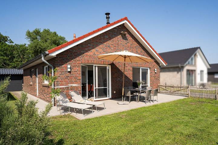 Ferienhaus für 6 Personen, mit Terrasse und Garten sowie Seeblick in Wesermarsch