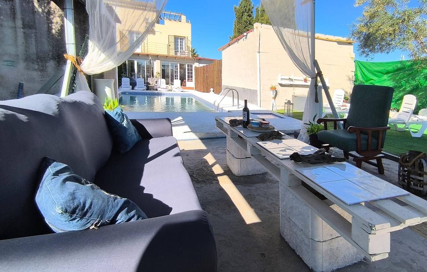 Gemütliche Wohnung am Pool in Las Pajanosas in der Nähe des Stadtzentrums in Las Pajanosas, Guillena