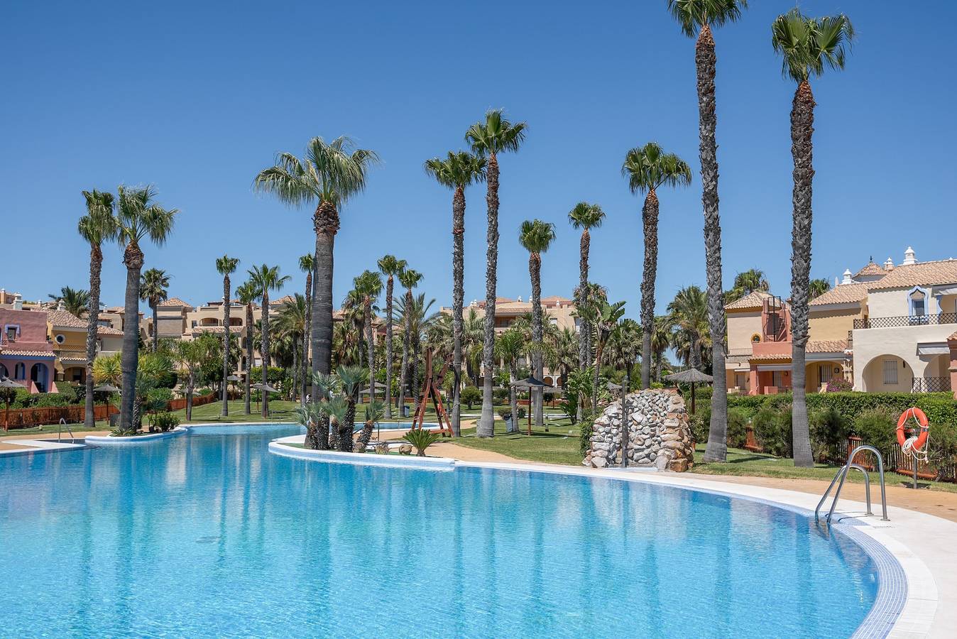 Ganze Wohnung, Dachgeschoss-Duplex Jardines de Zahara mit Gemeinschaftspool, privater Terrasse & WLAN in Playa de Atlanterra (Barbate), Tarifa