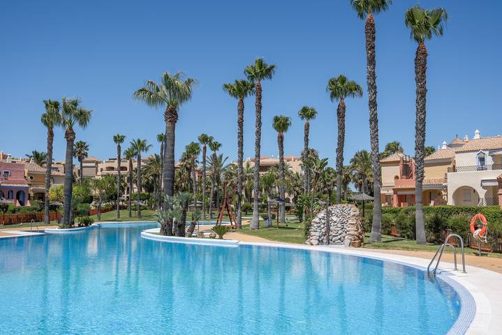 Apartamento para 7 personas, con Jardín y Piscina para niños en Atlanterra