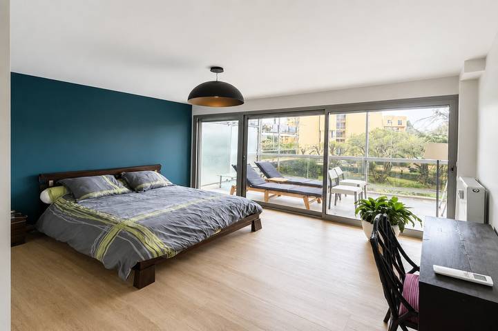 Appartement entier, Tanit taormina 3P : proche mer, piscine partagée, garage et climatisation inclus in Antibes, Côte méditerranéenne (France)