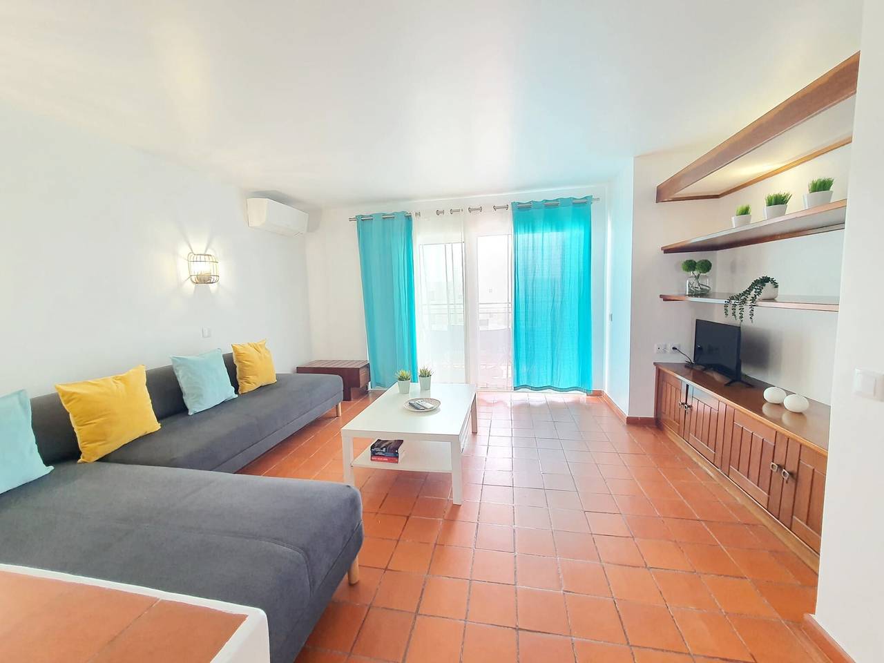 Entire apartment, Apartment 'Moinho  with Pool Access' with Shared Pool, Shared Garden and Air Conditioning in Albufeira, Faro District