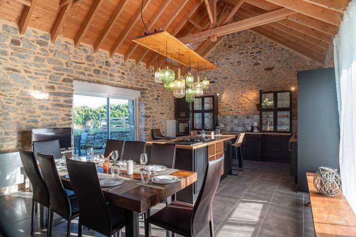 Location de vacances pour 9 personnes, avec Terrasse et Jardin à Plomodiern