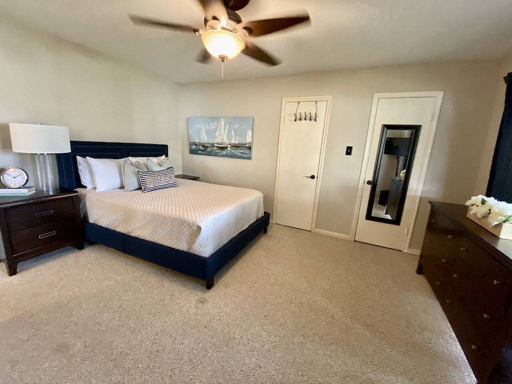 Ganze Wohnung, Wunderschöne Waterfront, aktualisierte Wohnung! Golf, Angeln, Bootfahren, Tennis oder Entspannen. in Lake Conroe