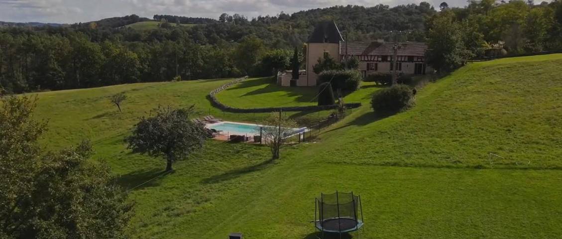 Location de vacances pour 18 personnes, avec piscine ainsi que vue et jardin, adapté aux familles à Sergeac - 4