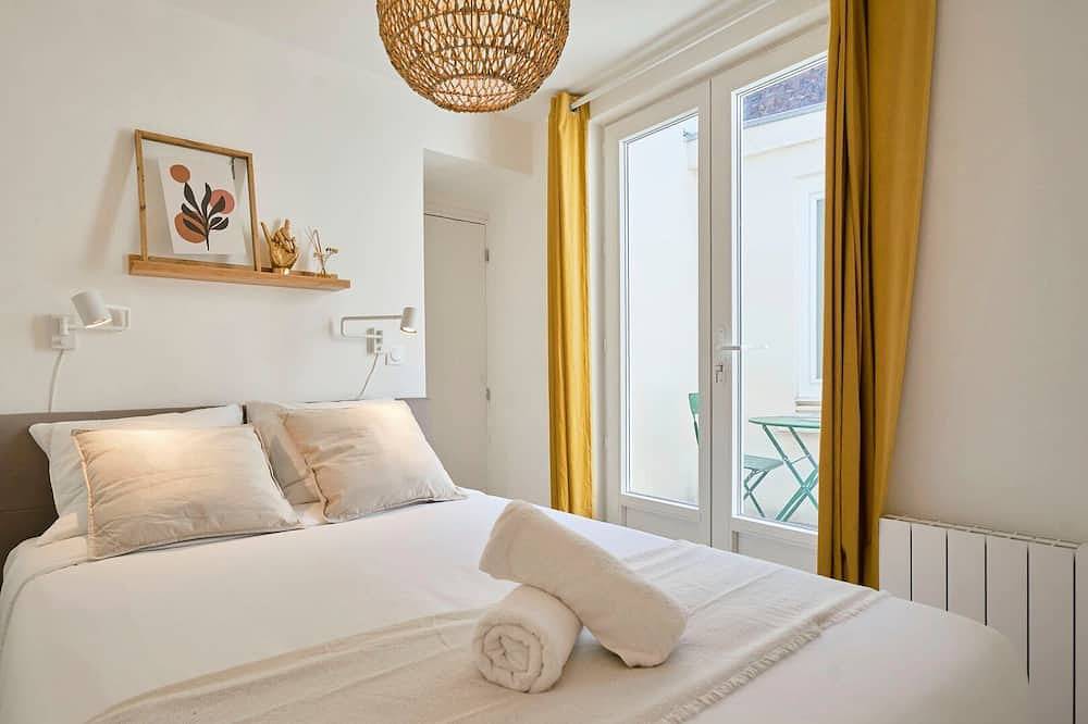 Entire apartment, Equipped 1-bedroom apartment with terrace in Lille, Lille region