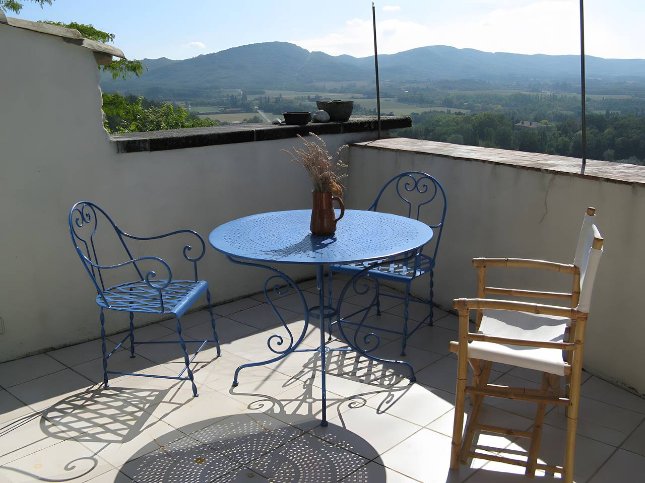 Appartement entier, Appartement 'Du Haut' avec vue montagne, terrasse privée et Wi-Fi in La Bégude-de-Mazenc, Région de nyons