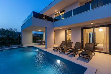 Ferienhaus für 8 Personen, mit Pool und Garten in Novigrad