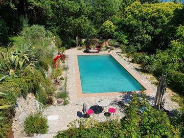 Gîte pour 5 personnes, avec jardin ainsi que vue et piscine à Tourrettes