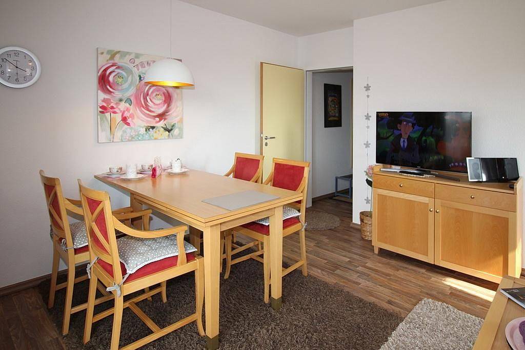 Ganze Wohnung, Hübsche Ferienwohnung am Meer mit Balkon und Blick zum grünen Nordseedeich in Schillig Strand, Wangerland