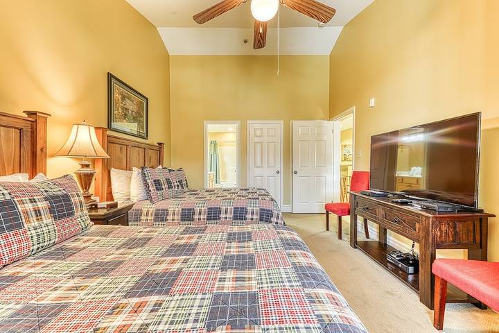 Vacation apartment for 6 people, with pool and balcony as well as hot tub and yard in Gatlinburg
