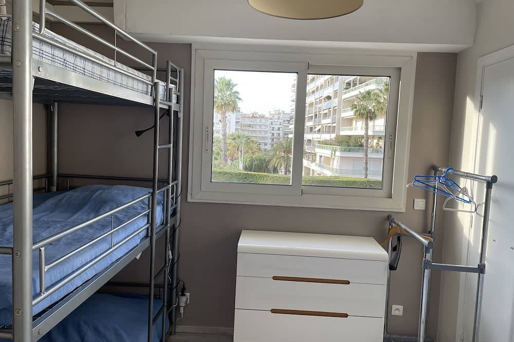 Appartement entier, Appartement climatisé, avec terrasse, plage à 50m, 1 chambre, 5/7 personnes in Juan-les-Pins, Antibes