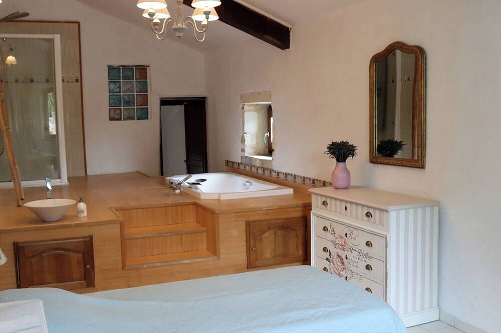 Mas Provençal Datant de 1738 Avec Piscine in Saint-Paul-Trois-Châteaux, Nyons region