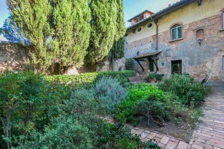 Agriturismo per 4 persone, con piscina e giardino in Crespina Lorenzana