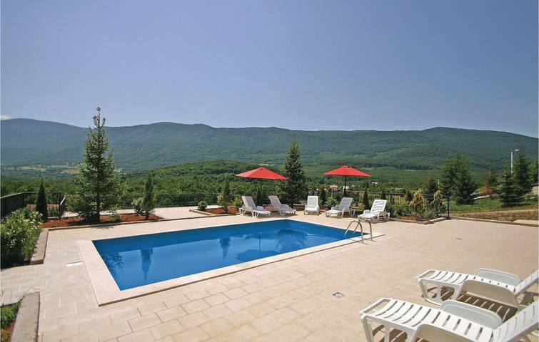 Gemütliche Ferienwohnung mit Pool, Terrasse und WLAN in Crni Kal, Lika-Senj