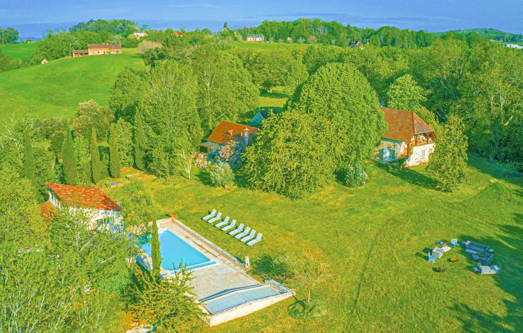 Location de vacances pour 6 personnes, avec terrasse et piscine à Simeyrols