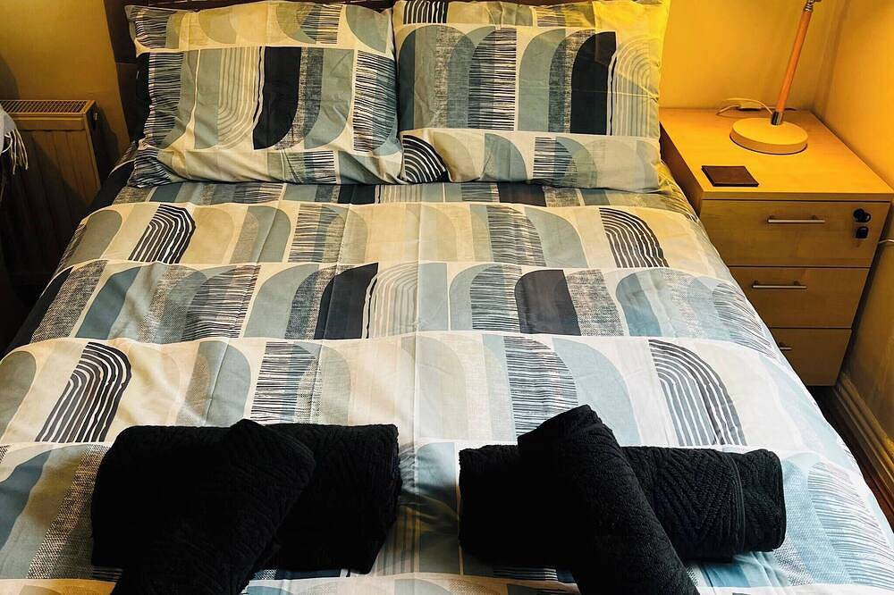 Ganze Wohnung, Kleines Studio mit 1 Doppelbett und eigenem Bad in Nenagh, Lough Derg