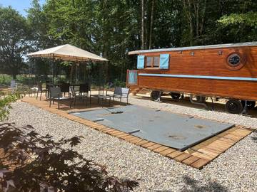 Gîte pour 6 personnes, avec terrasse et vue ainsi que jardin et piscine, animaux acceptés à Journiac