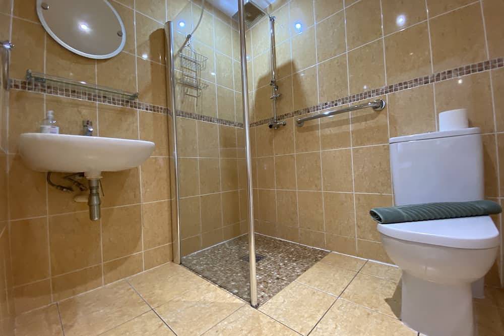Beech - 2 bedroom lakefront cottage with fishing, indoor pool & hot tub in Cornwall