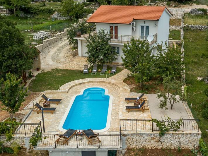 Villa Podrugovi Dvori mit Pool in Koprivno, Dalmatinisches Zagora