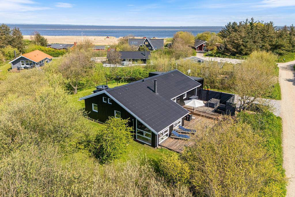 Lyst sommerhus med vildmarksbad og sauna tæt på fjorden in Skodbjerge, Haurvig