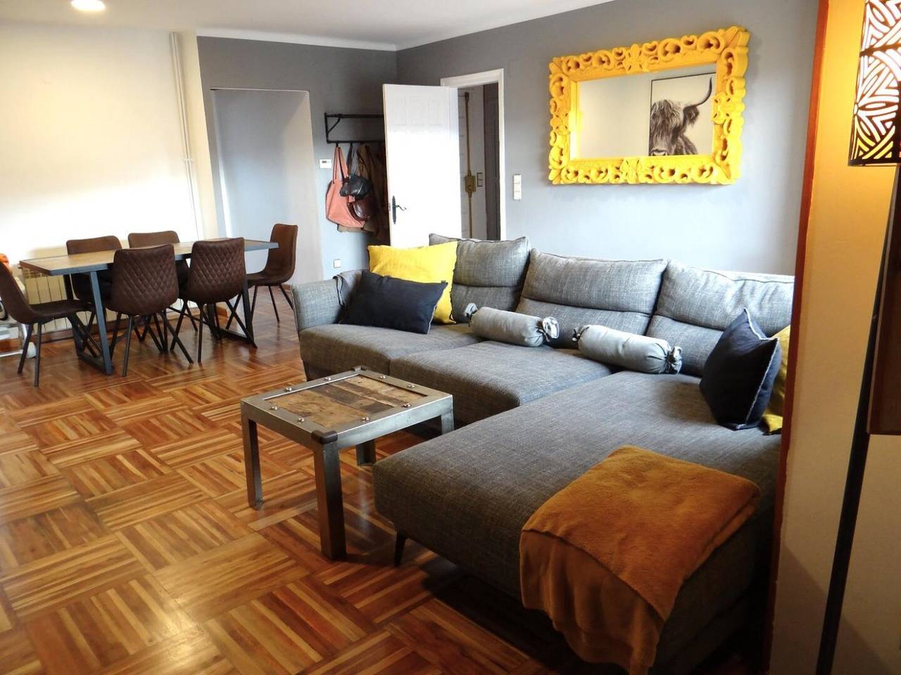 Apartamento vacacional entero, Ático 3 hab. con Chimenea, Piscina, Terraza y Wifi in Puigcerdá, Pirineo Catalan