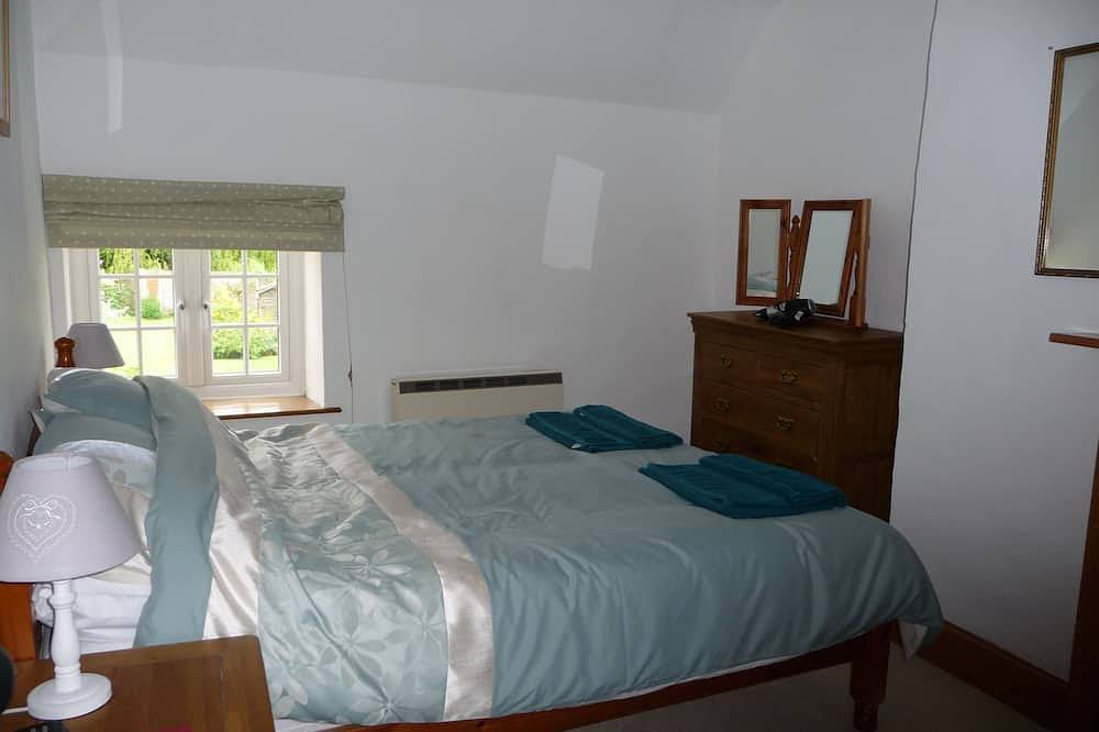 Brick and flint pet friendly cottage a short walk to sandy beach and pub in Holme-next-the-Sea, Norfolk Coast