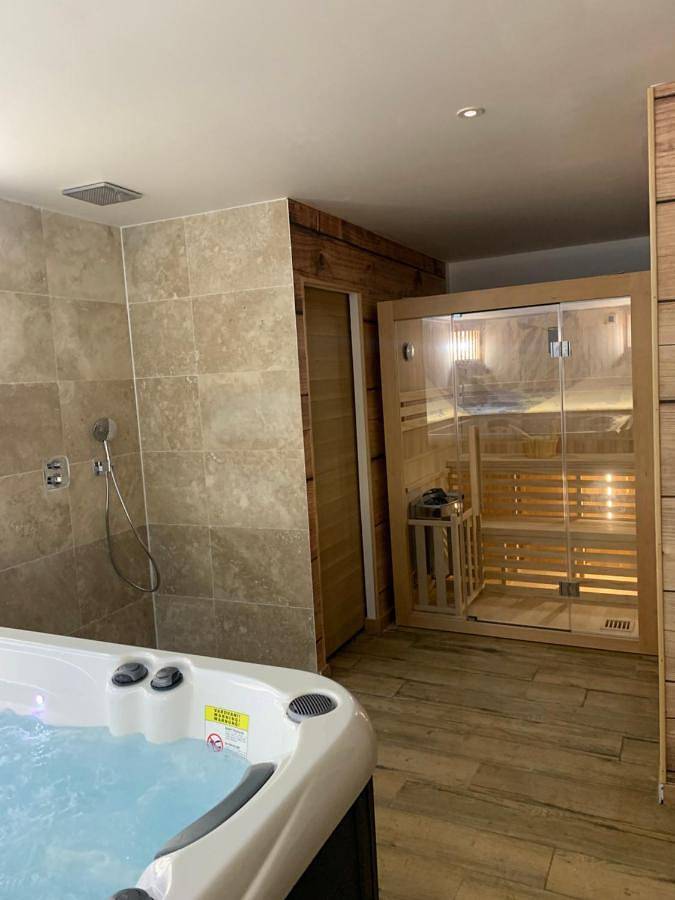 King Room with Spa Bath in Annemasse, Région de Saint-Julien-en-Genevois