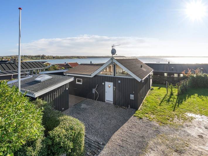 Feriehus for 5 personer, med terrasse i Djursland