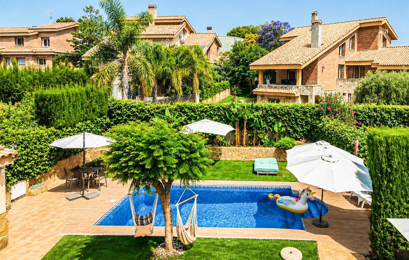 Acogedor apartamento de 350 pies cuadrados con piscina, terraza y aparcamiento cerca de Como En Casa in Chiva, Provincia de Valencia