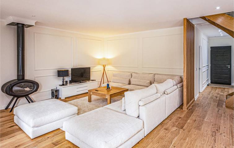 Location de vacances pour 10 personnes, avec piscine ainsi que jardin et terrasse, adapté aux familles à Pessac - 4