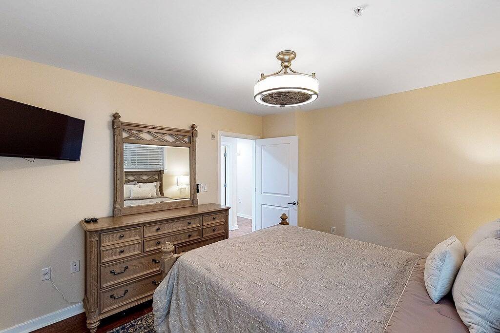 Ganze Wohnung, Coastal-themed beachfront condo with water views, W/D, pool, gym & Ac in Sandbridge Beach, Sandbridge