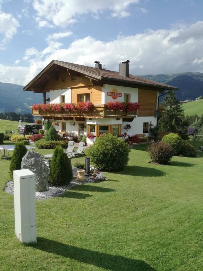 Ferienwohnung für 2 Personen, mit Balkon und Terrasse sowie Garten und Ausblick