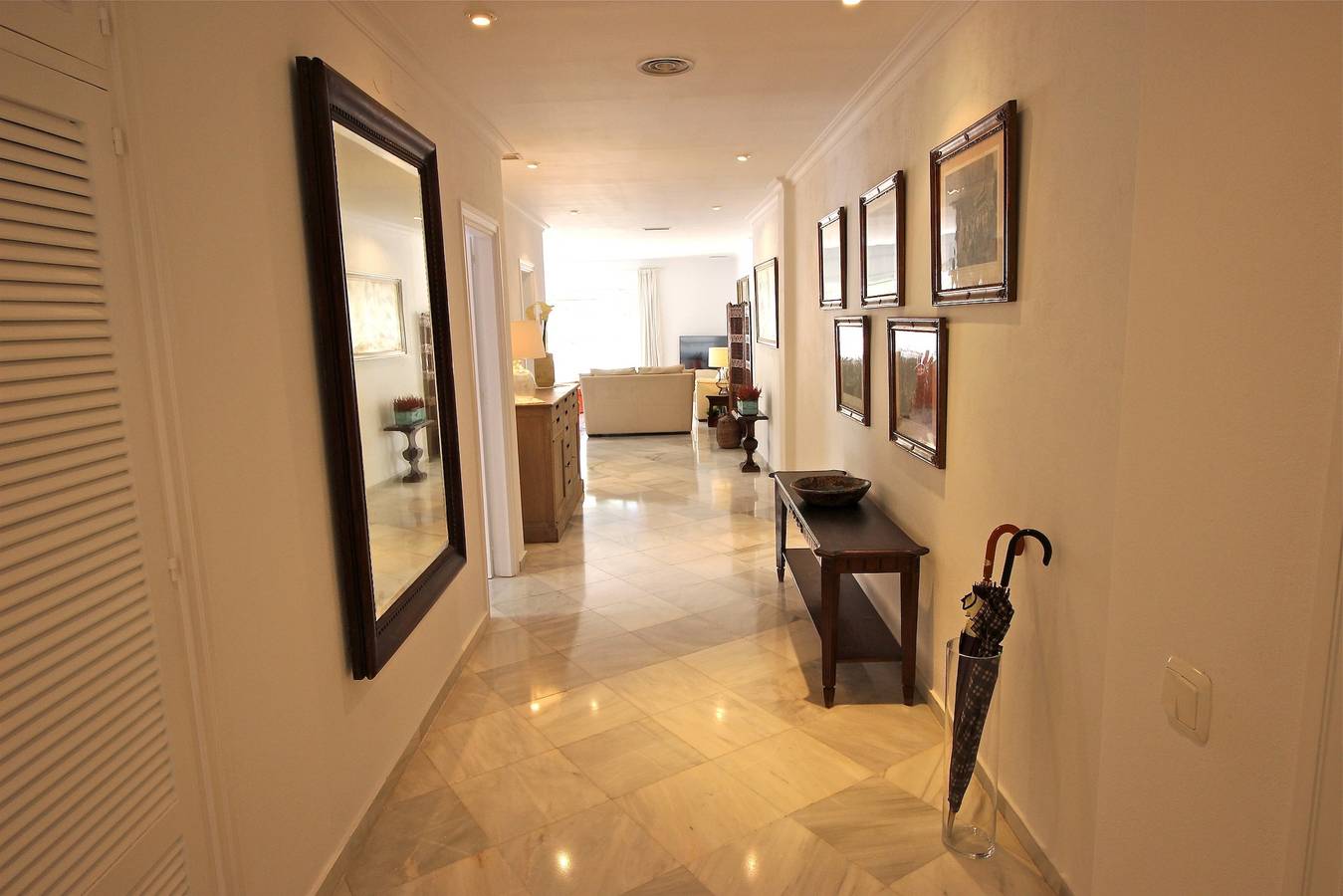 Apartamento inteiro, Apartamento "Deluxe On The Beach" com vista mar, Wi-Fi e ar condicionado in Marbella Centro, Marbella